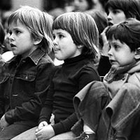 des enfants devant un spectacle de guignol